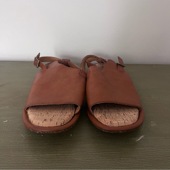 Tan Leather Sandals NWOT Korks Comfy Flats Euro Beachy Casual Vacation - Picture 3 of 6